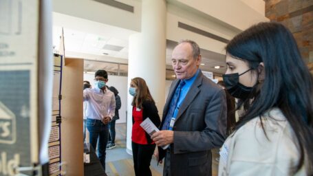 Winthrop P. Rockefeller Institute Director Michael Birrer, M.D., Ph.D., takes an interest in a student research project.
